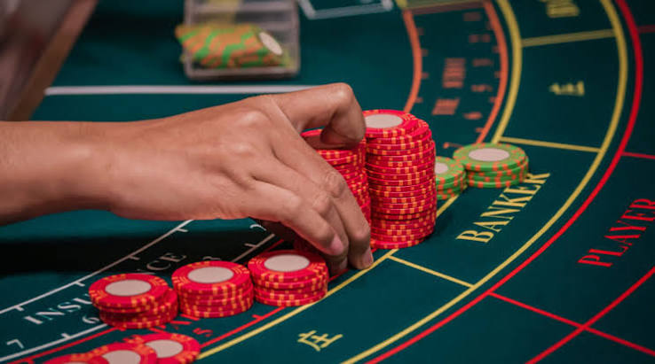 Fichas de baccarat en una mesa de casino