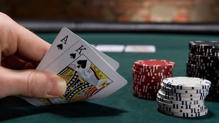 Cartas de blackjack y fichas de casino