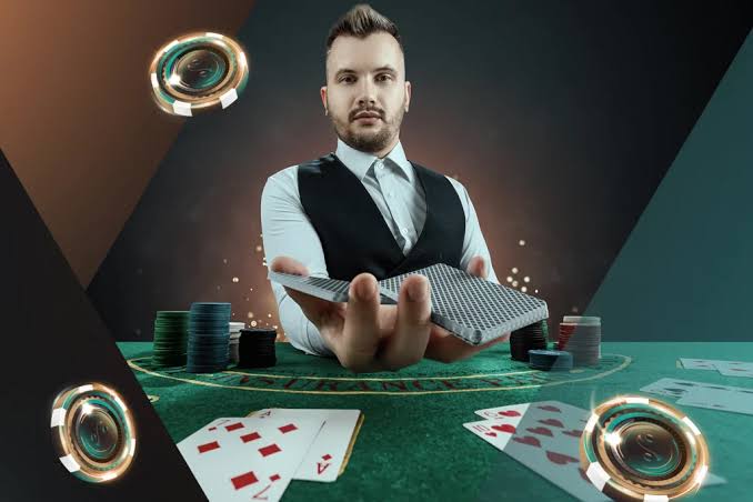 Crupier de casino en vivo en una mesa de cartas