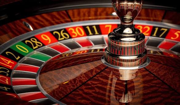 Rueda de ruleta en una mesa de casino