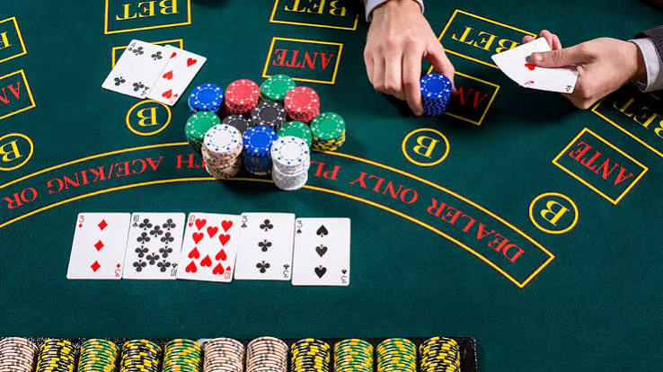 Cartas de video póker y fichas de casino sobre una mesa de juego